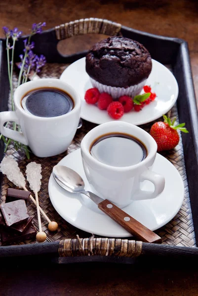 Café preto em copos brancos e muffin de chocolate para o café da manhã — Fotografia de Stock