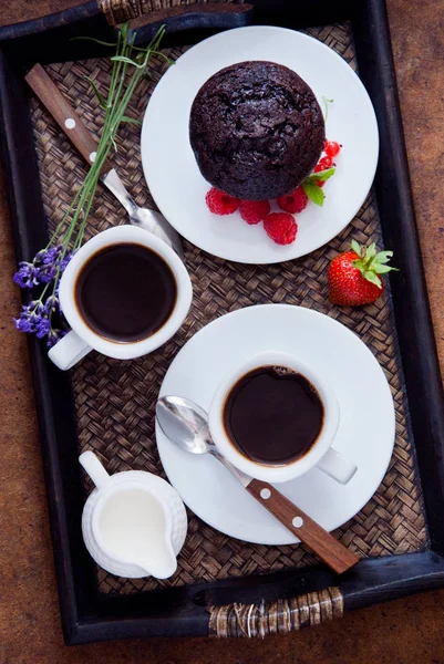 Café preto e muffins de chocolate para o café da manhã — Fotografia de Stock