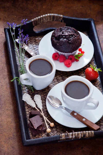 Café preto em copos brancos e muffin de chocolate para o café da manhã — Fotografia de Stock