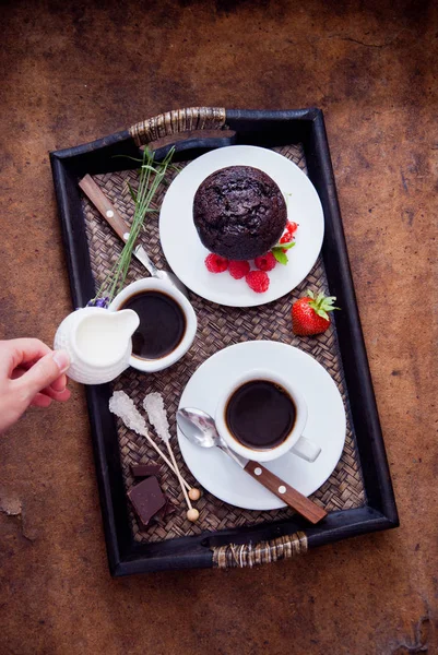 Café preto e muffins de chocolate para o café da manhã — Fotografia de Stock