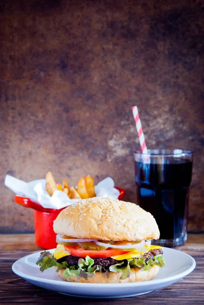 Domowy Burger, frytki i zimne napoje na drewnianym tle — Zdjęcie stockowe
