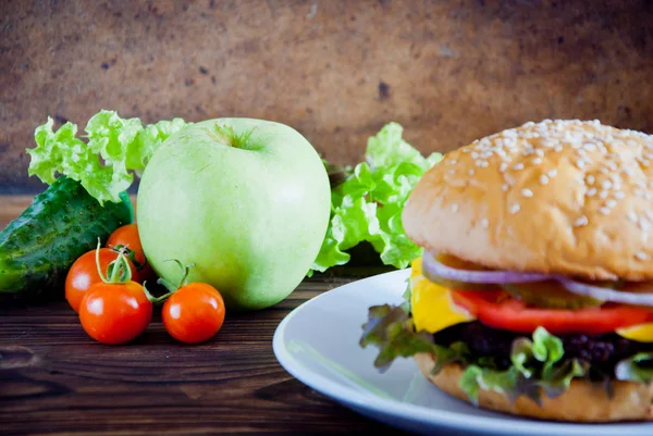 Volba mezi čerstvou ovocnou zeleninou a Burger — Stock fotografie