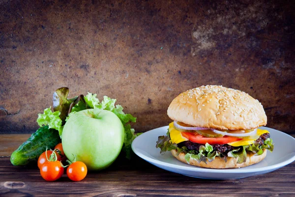 Val mellan färska frukt grönsaker och hamburgare — Stockfoto