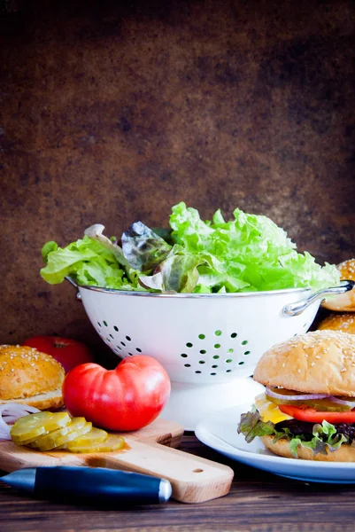 Tvorba domácího Burger s čerstvou zeleninou a hovězím masem — Stock fotografie