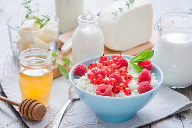 Açık gri ahşap arka planda doğal süt ürünleri