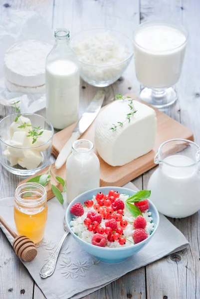 Naturalne produkty mleczne na jasnym szarym drewnianym tle — Zdjęcie stockowe