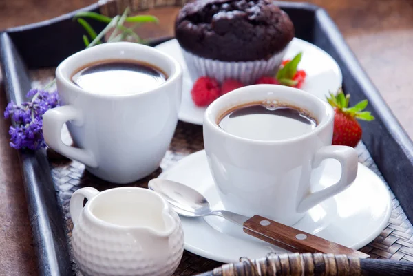Черный кофе и шоколадные кексы на завтрак — стоковое фото