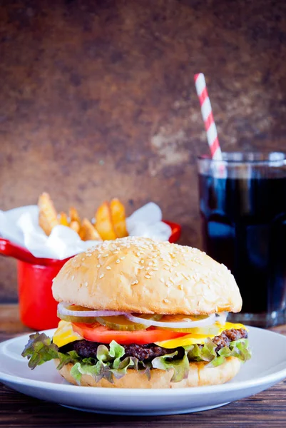 Domowy Burger, frytki i zimne napoje na drewnianym tle — Zdjęcie stockowe