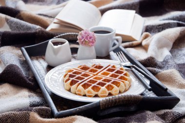 Belçika Waffle ve yatakta kahvaltı için kahve