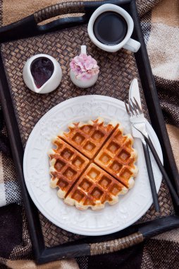 Belçika Waffle ve yatakta kahvaltı için kahve 