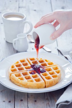 Kahvaltıda Çilek Reçeli ile Ev Yapımı Waffle