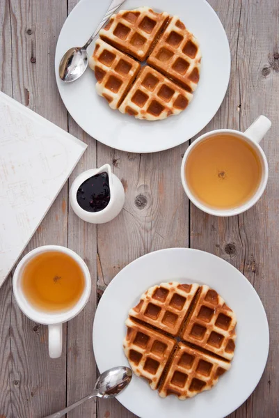 Reggeli-gofri és tea egy fából készült asztal — Stock Fotó