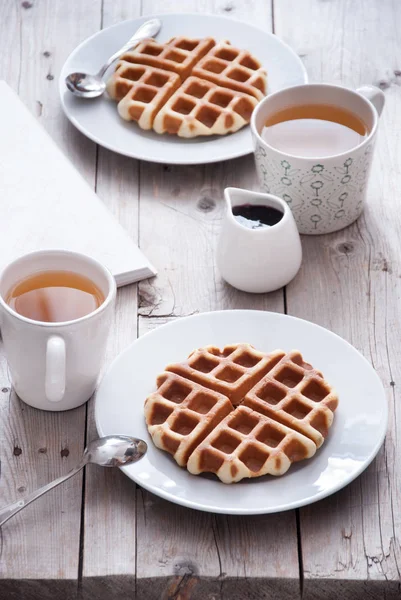 Reggeli-gofri és tea egy fából készült asztal — Stock Fotó