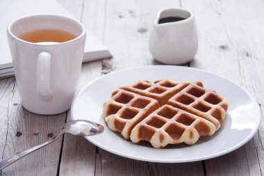 Kahvaltı - waffle ve çay ahşap bir masada