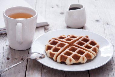 Kahvaltı - waffle ve çay ahşap bir masada