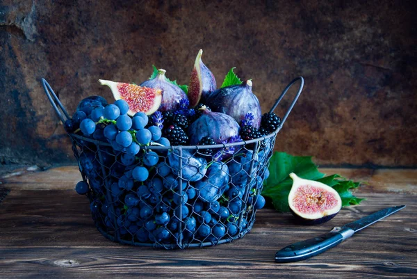 Metal bir sepet içinde taze incir, üzüm, erik ve çiğ — Stok fotoğraf
