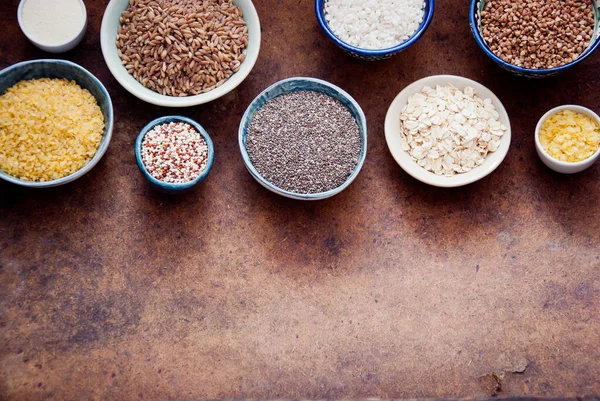 異なるボウルの様々な有機穀物や穀物 — ストック写真