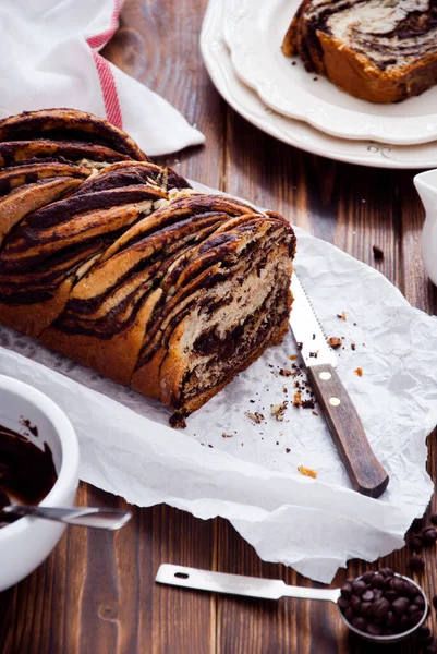 Wirować brioche z czekoladą, tradycyjny polski słodki chleb świąteczny — Zdjęcie stockowe