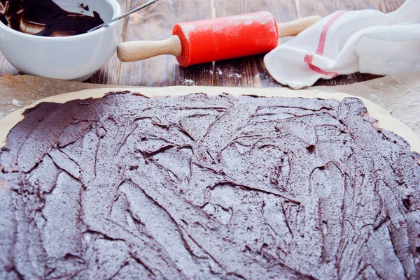 Fazendo redemoinho Brioche com chocolate, pão de Natal doce polonês tradicional — Fotografia de Stock