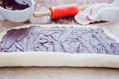 Geleneksel Polonya tatlı noel ekmeğiyle çikolatalı kremalı dondurma yapmak.