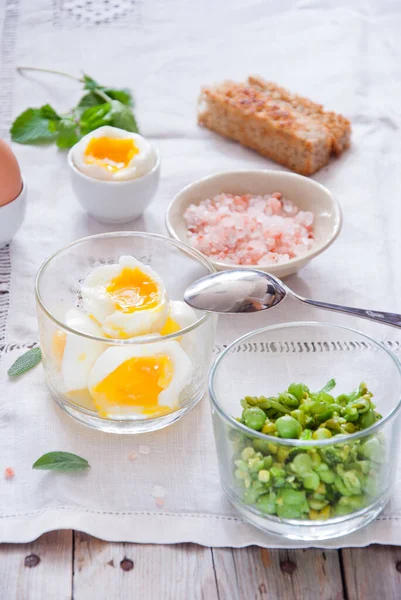 Mjuka kokta ägg med rostat bröd och ärtor — Stockfoto
