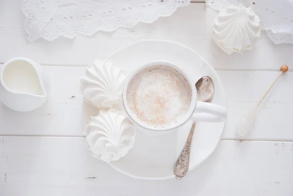 Coffee and marshmallow on a white wooden background — Stock Photo, Image