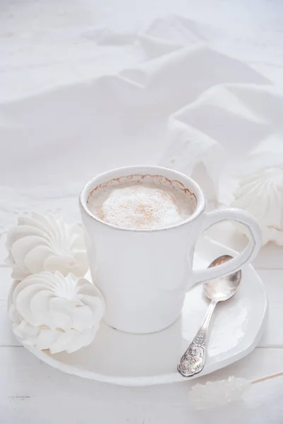 Kaffe och marshmallow på en vit trä bakgrund — Stockfoto