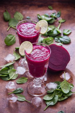 Limonlu ıspanak ve pancar suyu..