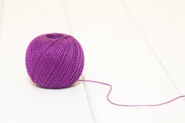 Mor iplik örme bir rulo için