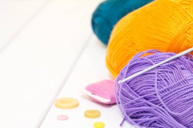 Beyaz ahşap zemin üzerinde örme için renkli konu