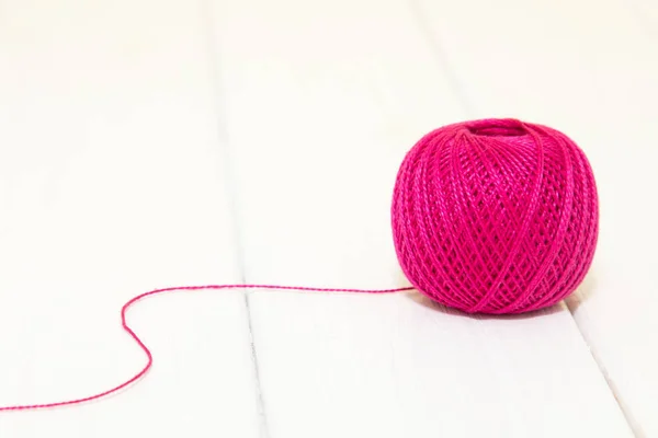 Pembe iplik örme bir rulo için