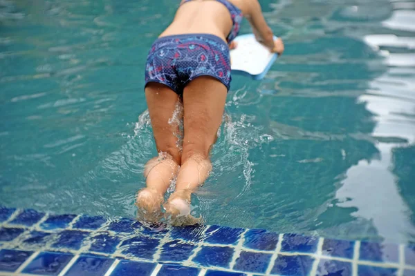 Yaz Yüzme Havuzu su sıçramasına şakacı kız ile