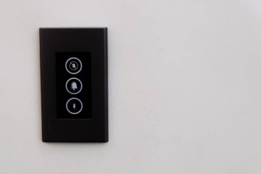 Kopyalama alanı ile beyaz arka planda modern ışık anahtarı