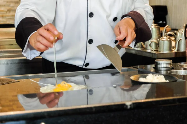 Homem Cozinha Fundo Uma Cozinha — Fotografia de Stock