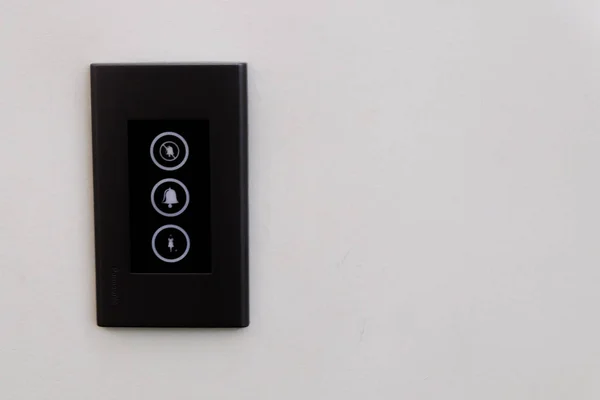 Kopyalama alanı ile beyaz arka planda modern ışık anahtarı