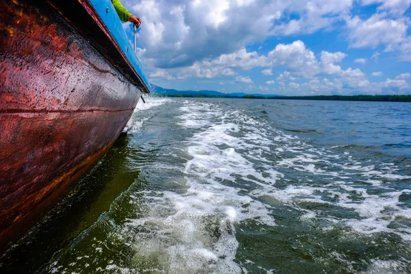 Bir tekne adadan uzaklaşıyor..
