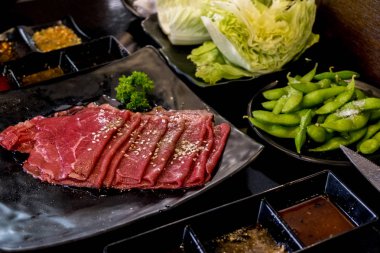 Taze sığır filetosu pişirme malzemelerle