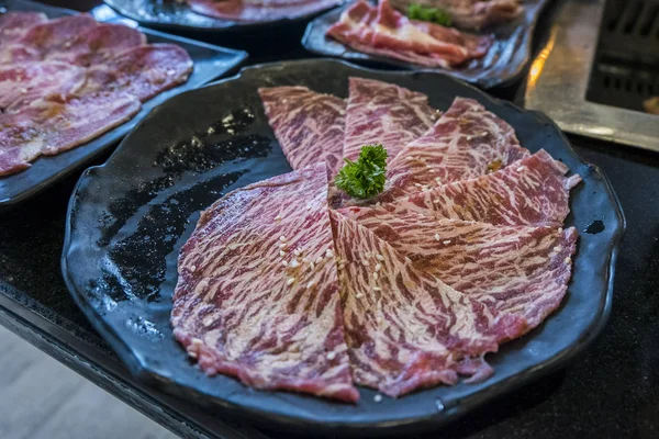 Taze sığır filetosu pişirme malzemelerle