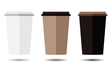 Beyaz arkaplanda izole edilmiş tek kullanımlık kağıt bardak seti.