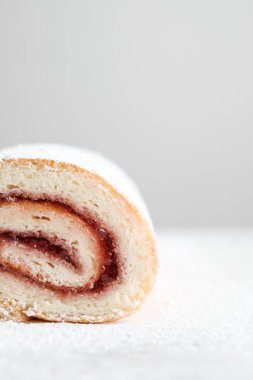 Reçel ile bisküvi rulo