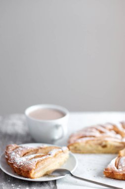 Lezzetli ev yapımı armut pasta