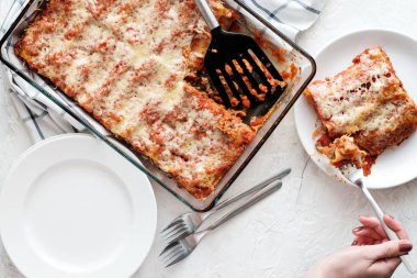 Makarna ile kıyma, domates sosu ve parmesan peyniri