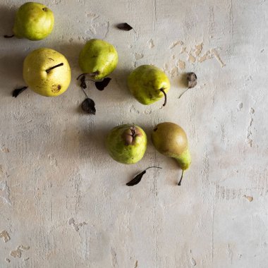 dokulu bir arka plan üzerinde armut