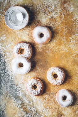 Çörek beyaz sır içinde