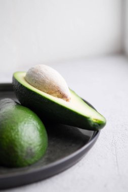 Karanlık plaka üzerinde avokado