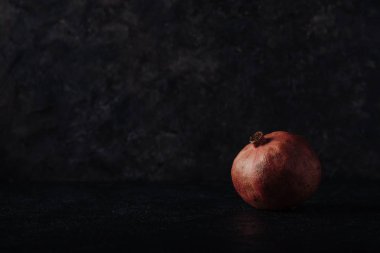 Granat karanlık bir arka plan üzerinde