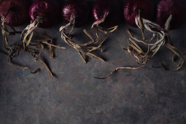 Koyu arka plan üzerinde kırmızı tatlı soğan