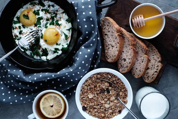 Lezzetli kahvaltı ile pişmiş yumurta, süt ile müsli