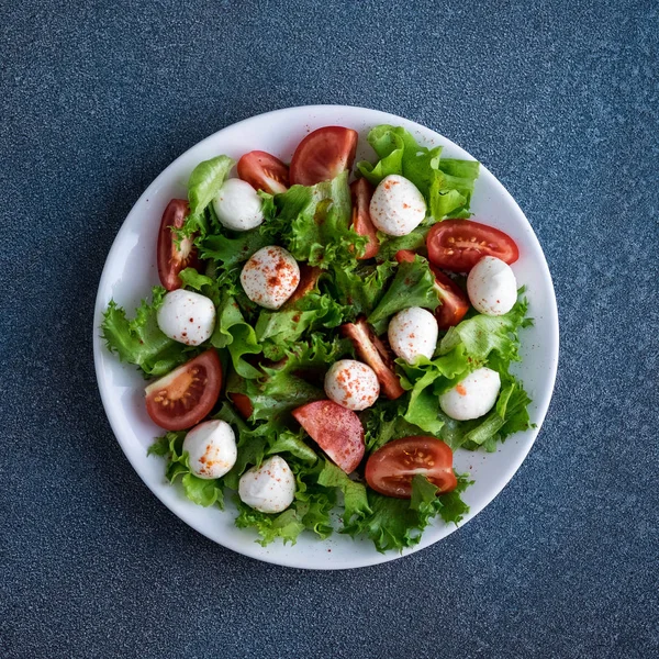 mozzarella peyniri ile sebze salatası