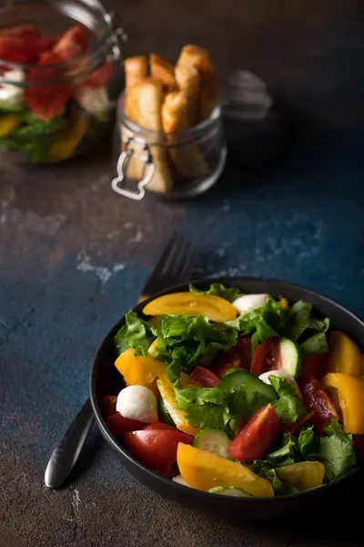 Domates, salatalık, peynir ve marul salatası